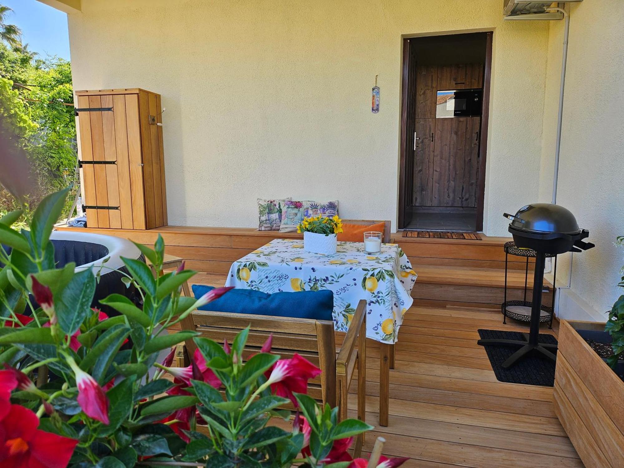 Charmant Studio Pres De La Plage Avec Jacuzzi Et Terrasse Privative Villeneuve-Loubet Esterno foto