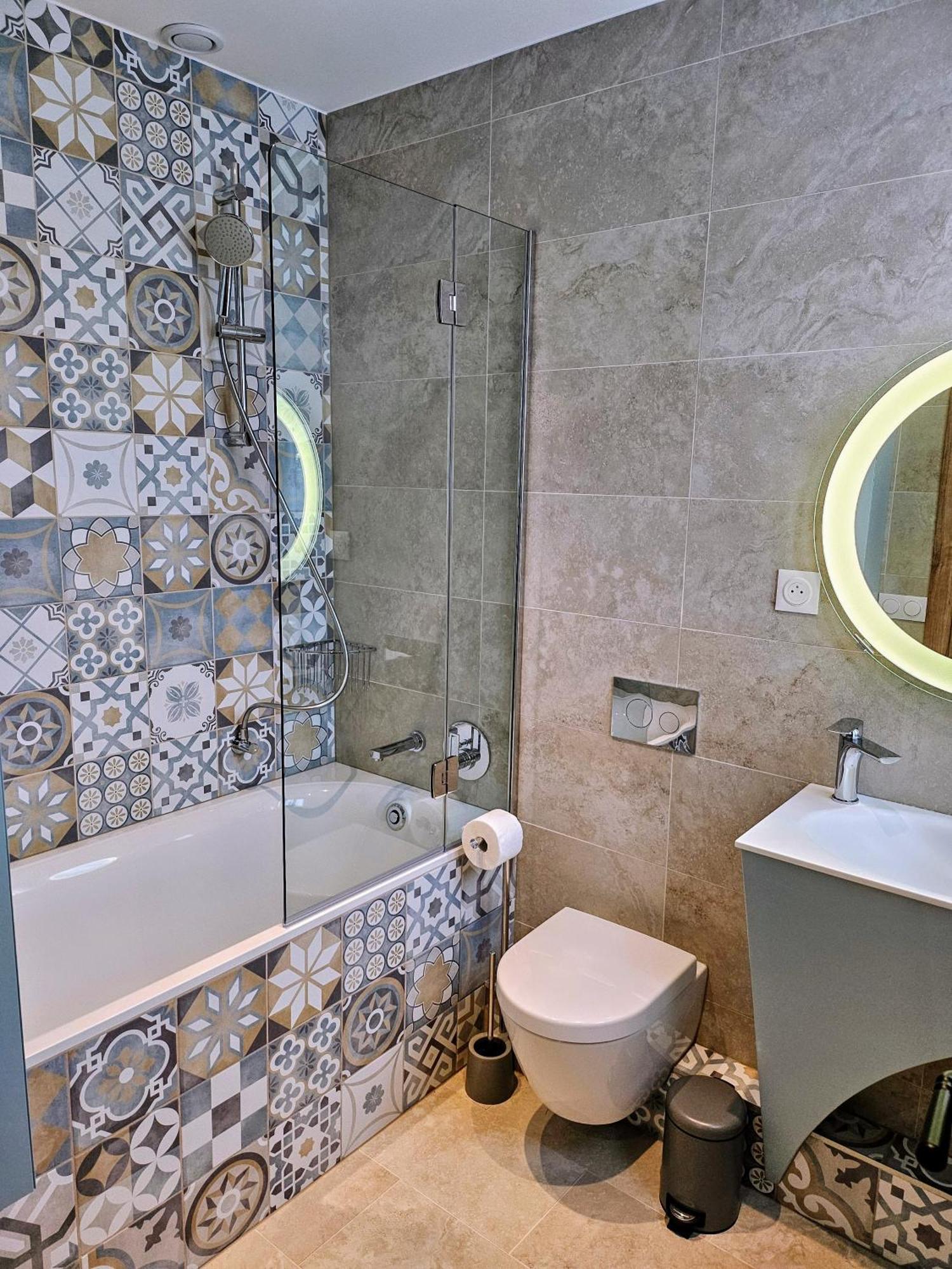 Charmant Studio Pres De La Plage Avec Jacuzzi Et Terrasse Privative Villeneuve-Loubet Esterno foto