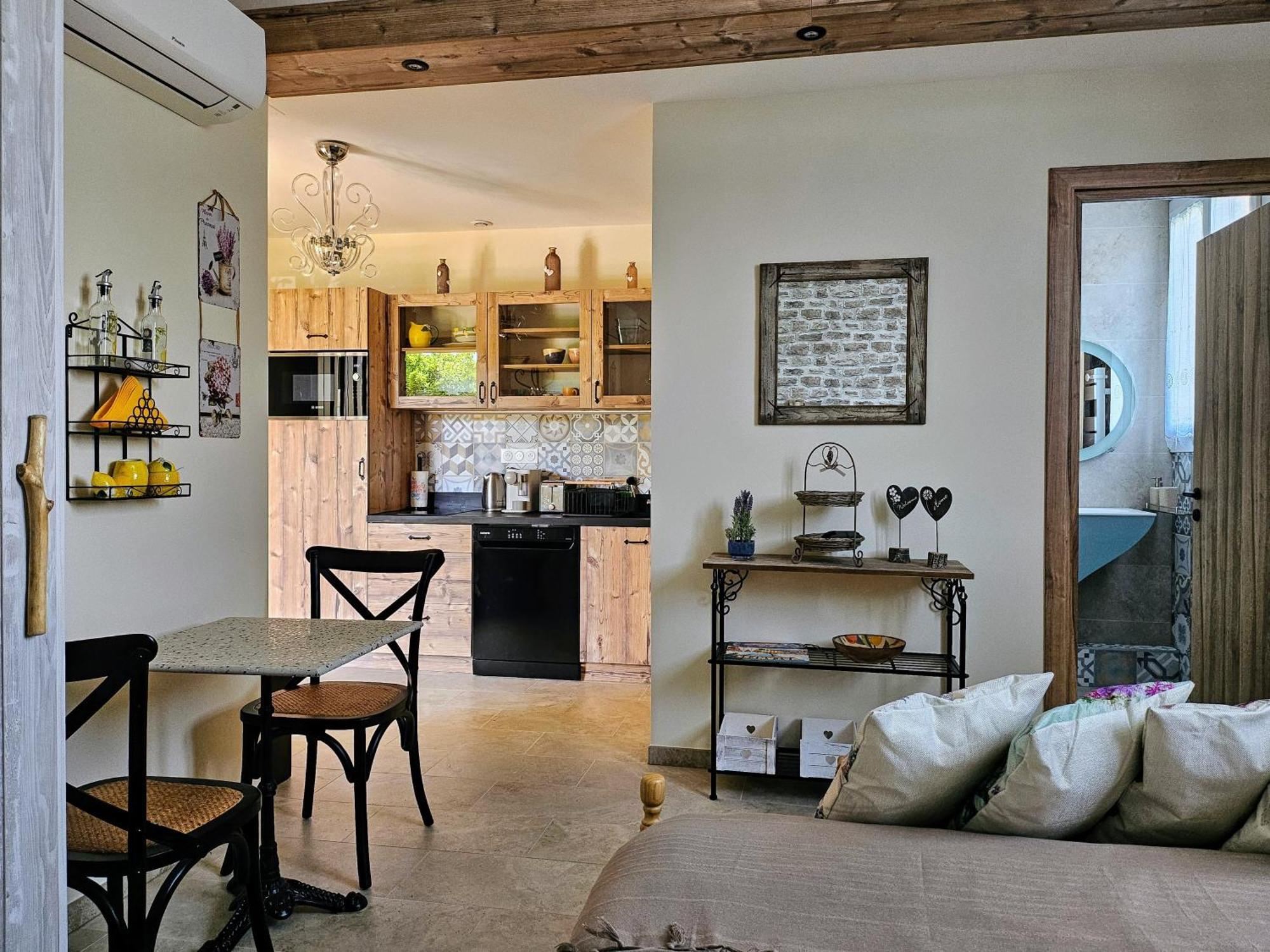 Charmant Studio Pres De La Plage Avec Jacuzzi Et Terrasse Privative Villeneuve-Loubet Esterno foto