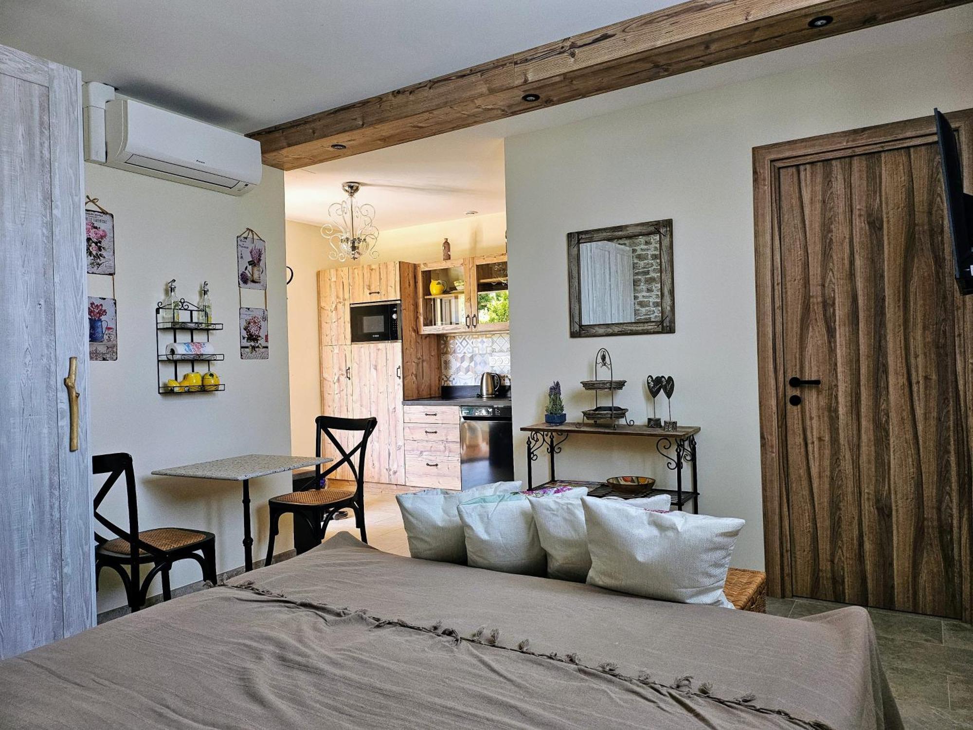 Charmant Studio Pres De La Plage Avec Jacuzzi Et Terrasse Privative Villeneuve-Loubet Esterno foto
